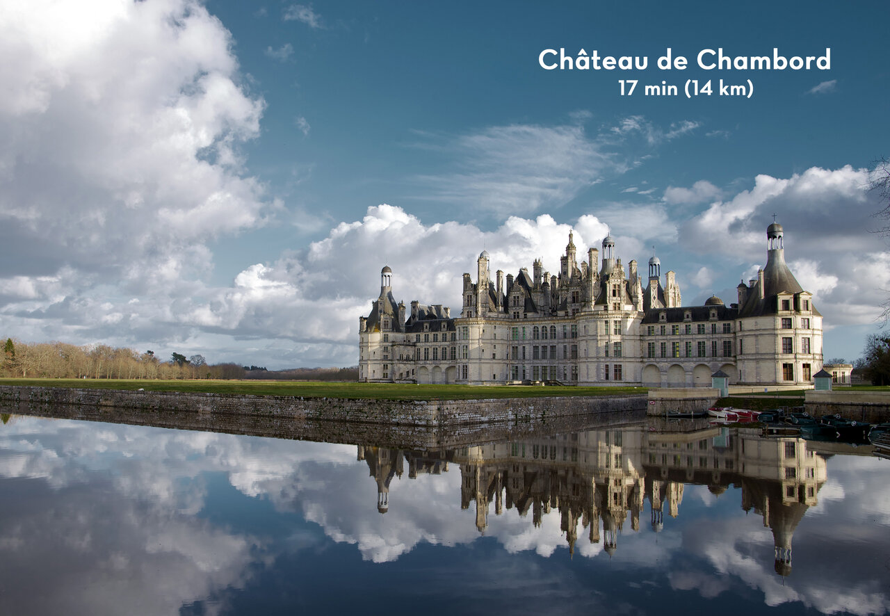 Majestueux Ch�teau de Chambord, joyau de la Loire, � visiter pr�s de Su�vres.