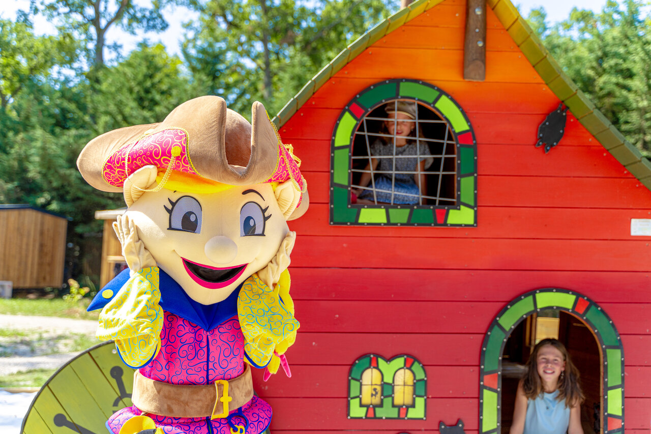 Mascotte et enfants jouant dans une cabane color�e au camping CAPFUN Grenouill�re � Su�vres (41).