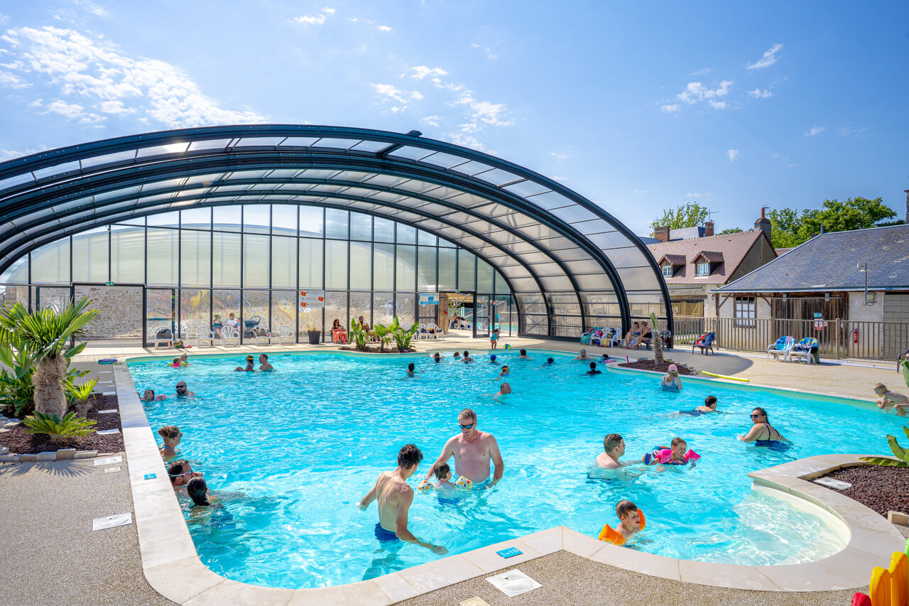 Piscine couverte et chauff�e avec baigneurs au camping CAPFUN Grenouill�re � Su�vres (41).