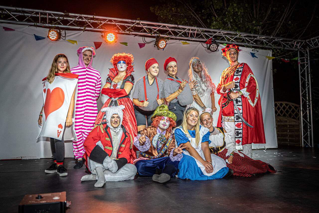 Spectacle d'animation avec personnages costum�s sur sc�ne au camping CAPFUN Grenouill�re (41).