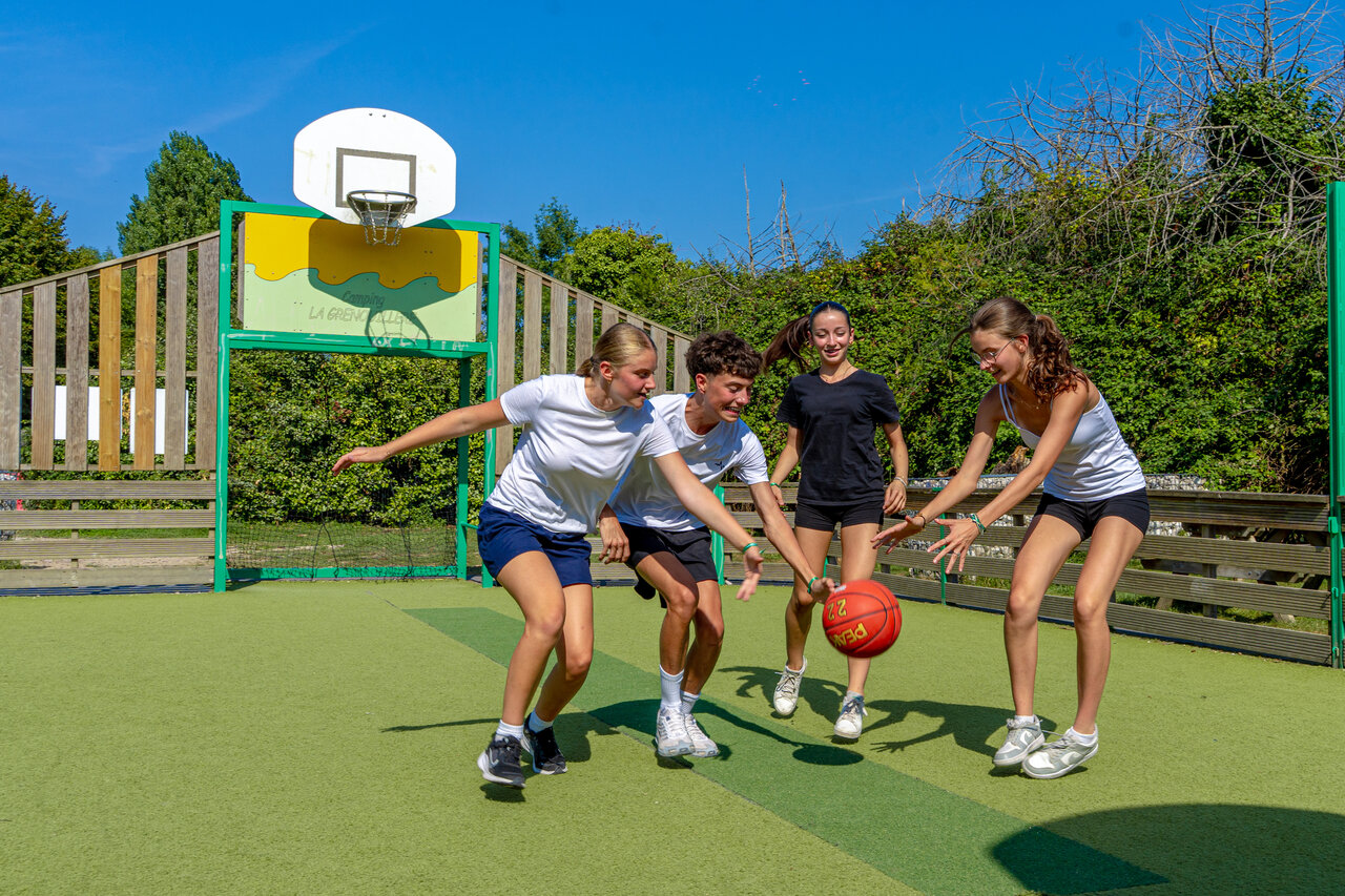 Jeunes jouant au basketball sur terrain multisport au camping CAPFUN Grenouill�re � Su�vres (41).
