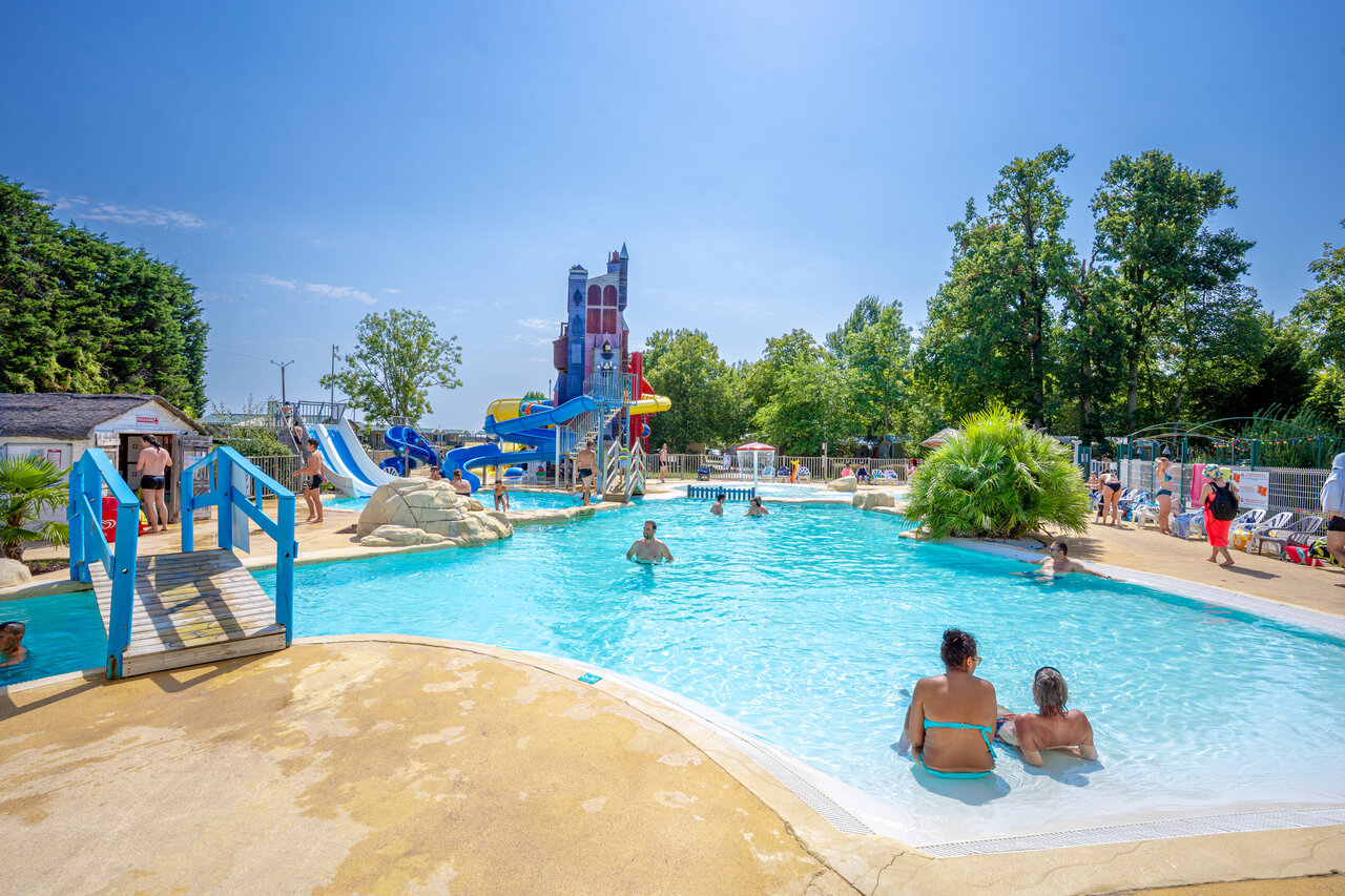 Piscine ext�rieure, toboggans aquatiques et jeux au camping CAPFUN Grenouill�re � Su�vres (41).