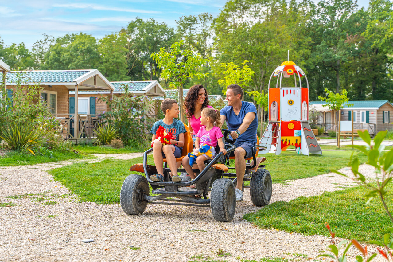 Famille en kart � p�dales, aire de jeux au camping CAPFUN Grenouill�re � Su�vres (41).