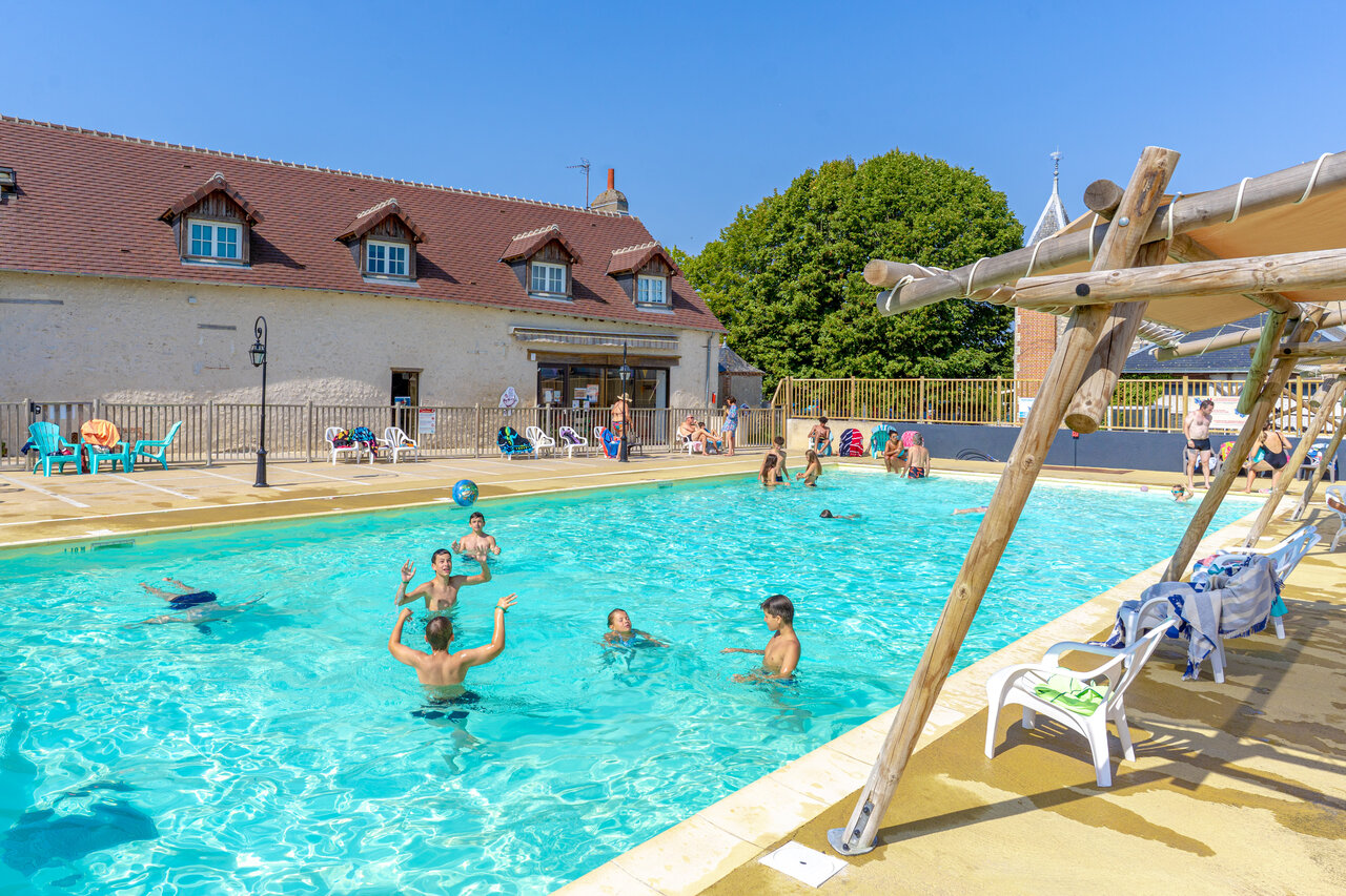 Piscine ext�rieure anim�e avec enfants jouant au ballon au camping CAPFUN Grenouill�re � Su�vres (41).