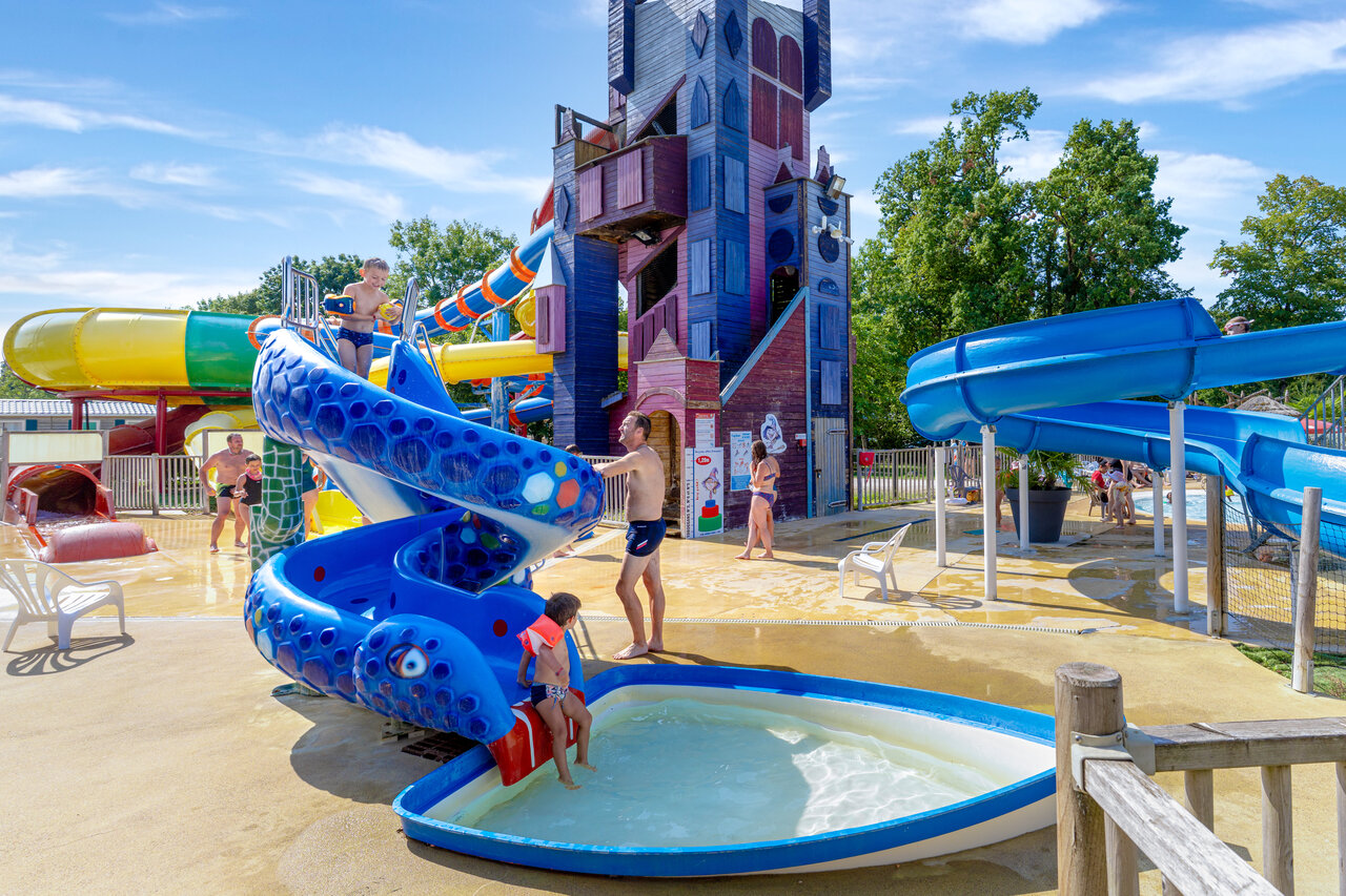 Toboggans aquatiques et piscine ludique au camping CAPFUN Grenouill�re � Su�vres (41).