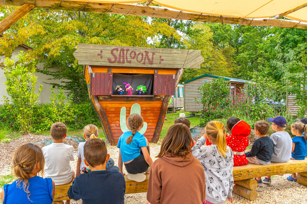 Spectacle de marionnettes Saloon pour enfants, au camping CAPFUN Grenouill�re � Su�vres (41).