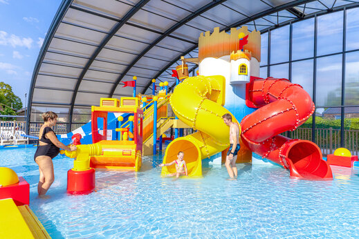 Aire de jeux aquatique couverte avec toboggans et ch�teau au camping CAPFUN Grenouill�re � Su�vres (41).