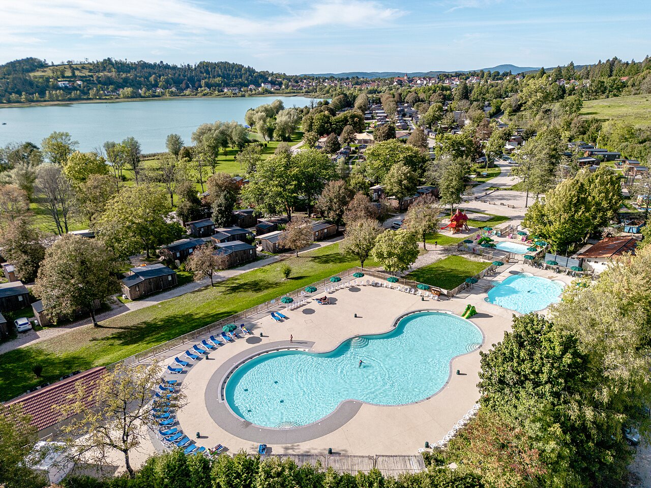 Vue a�rienne du complexe aquatique et h�bergements au camping CLICOCHIC Grisi�re � Clairvaux-les-Lacs (39).