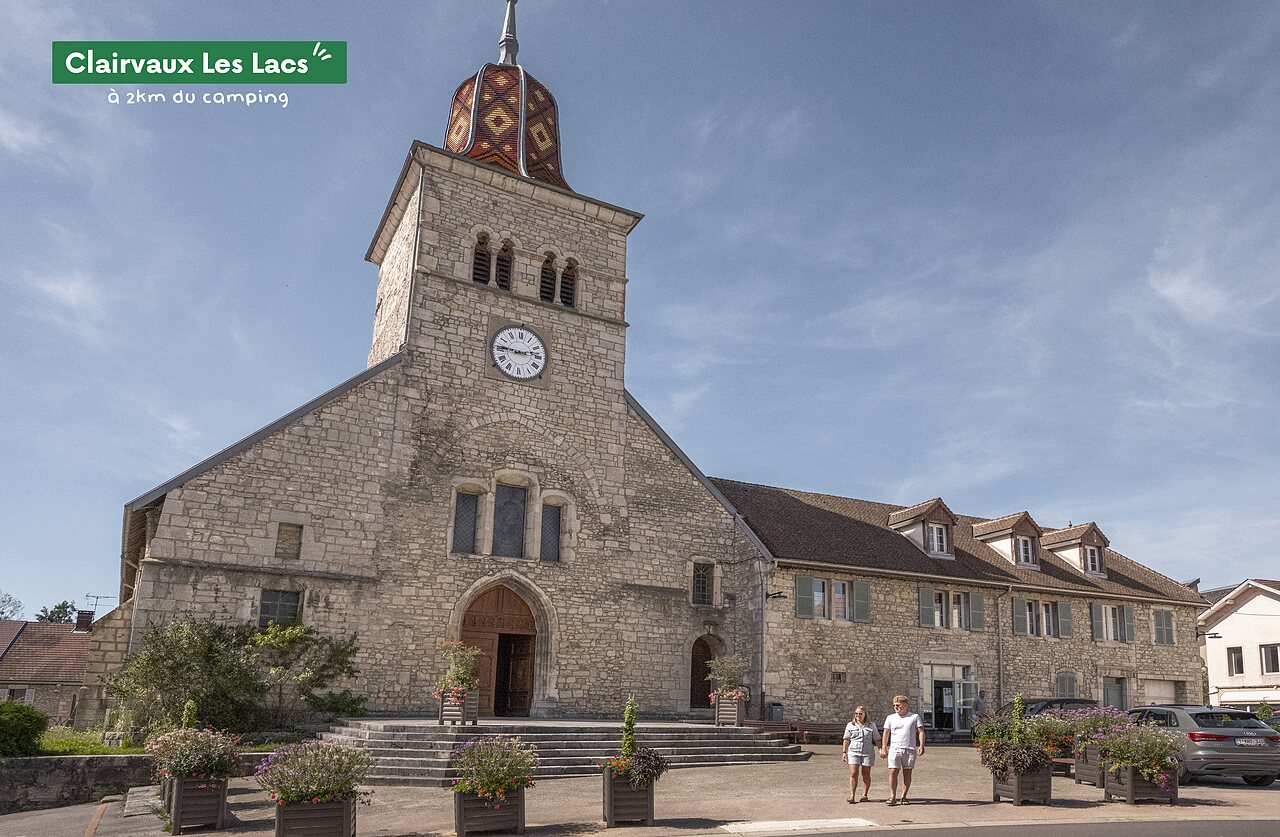 �glise de Clairvaux-les-Lacs, Jura, un lieu � visiter pr�s du camping.