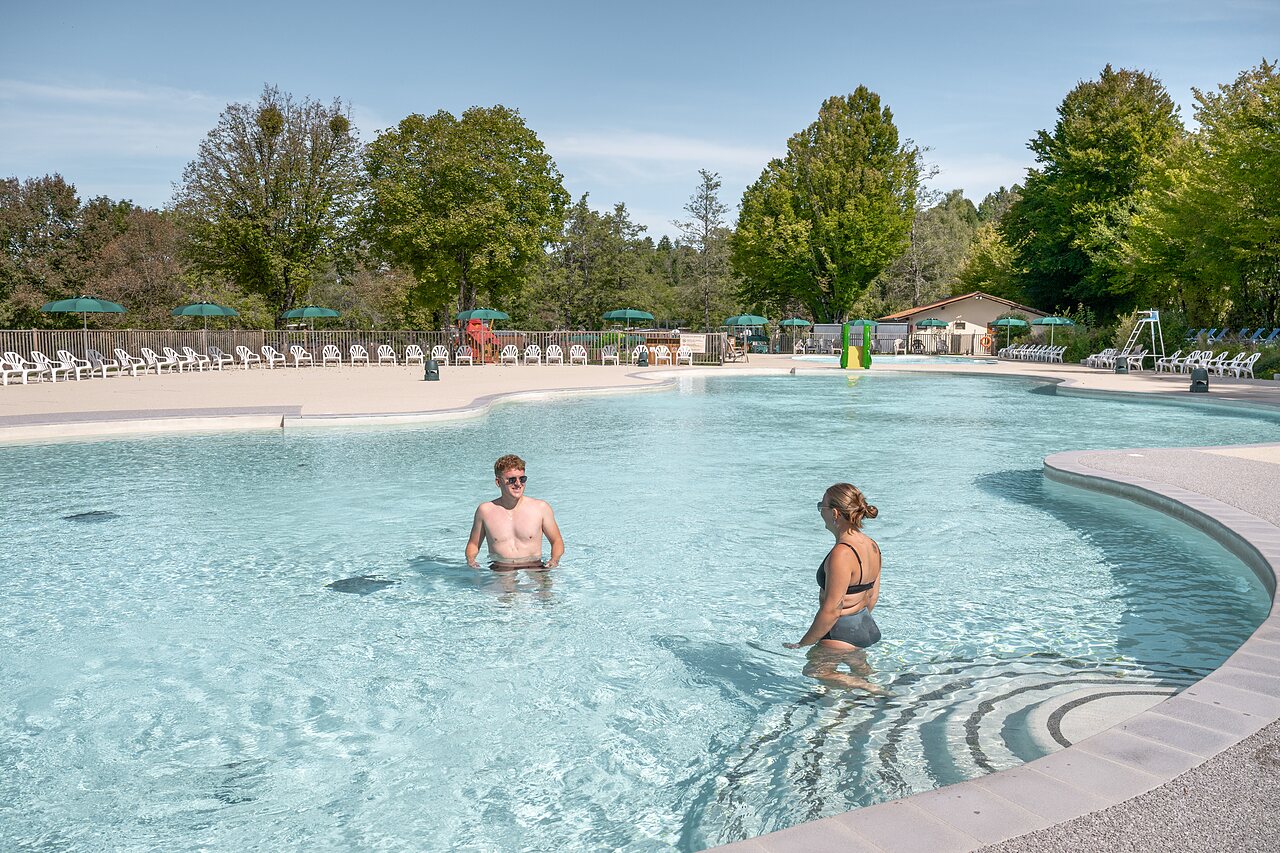 Grande piscine ext�rieure, jeux aquatiques et transats au camping CLICOCHIC Grisi�re Clairvaux-les-Lacs.