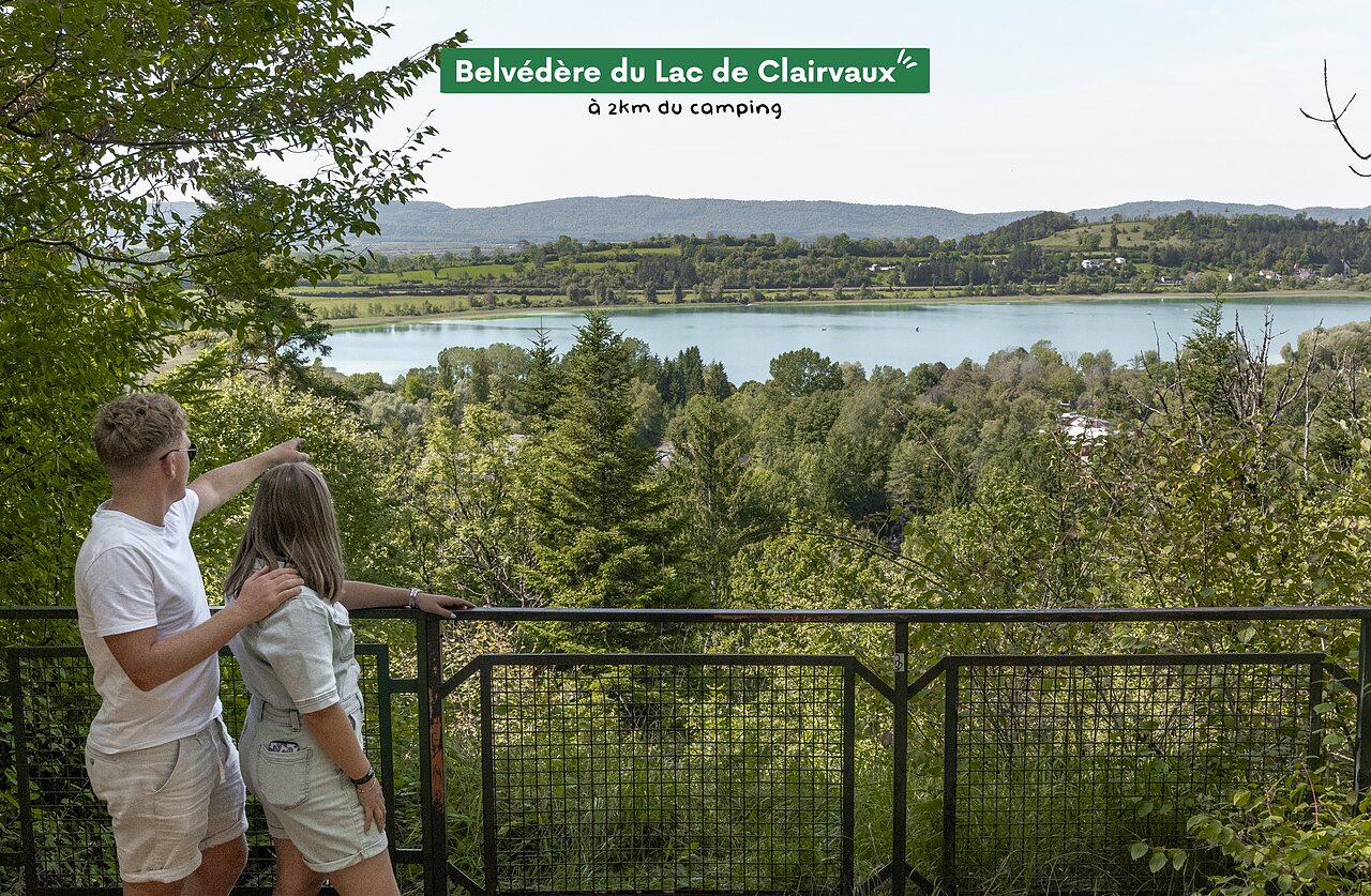 Belv�d�re du Lac de Clairvaux, Jura, offrant une vue panoramique magnifique sur le lac.