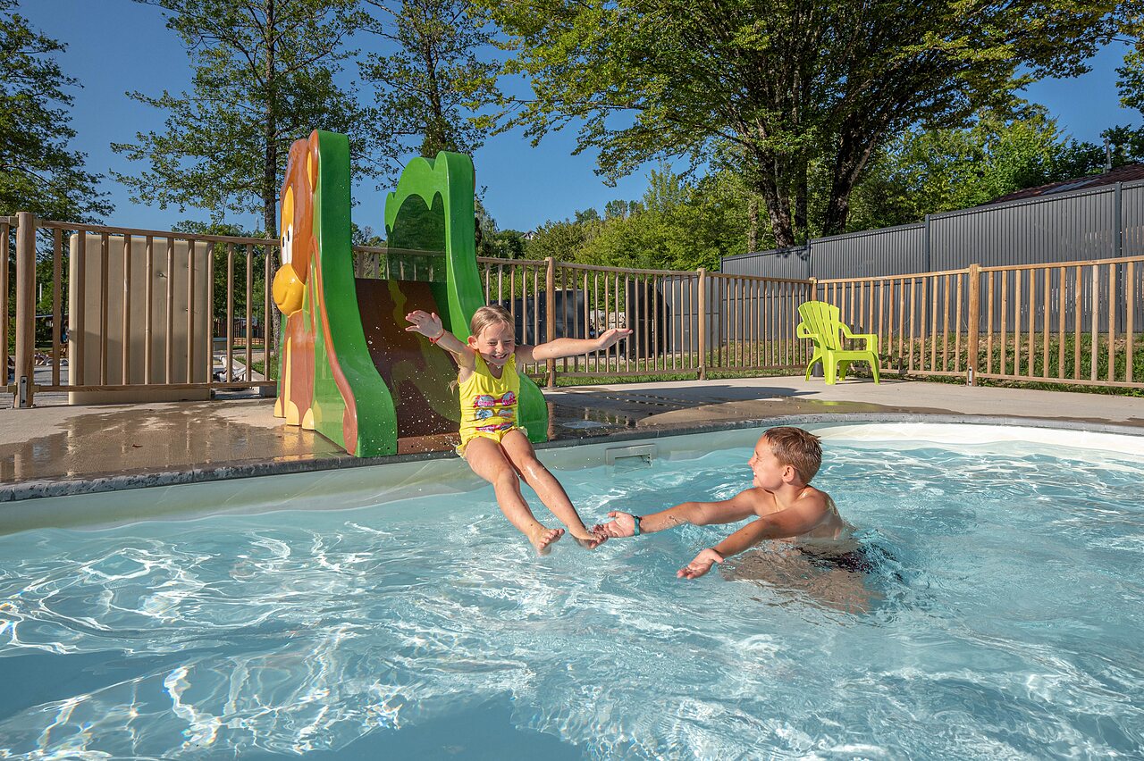 Toboggan aquatique et piscine enfants au camping CLICOCHIC Grisi�re � Clairvaux-les-Lacs.