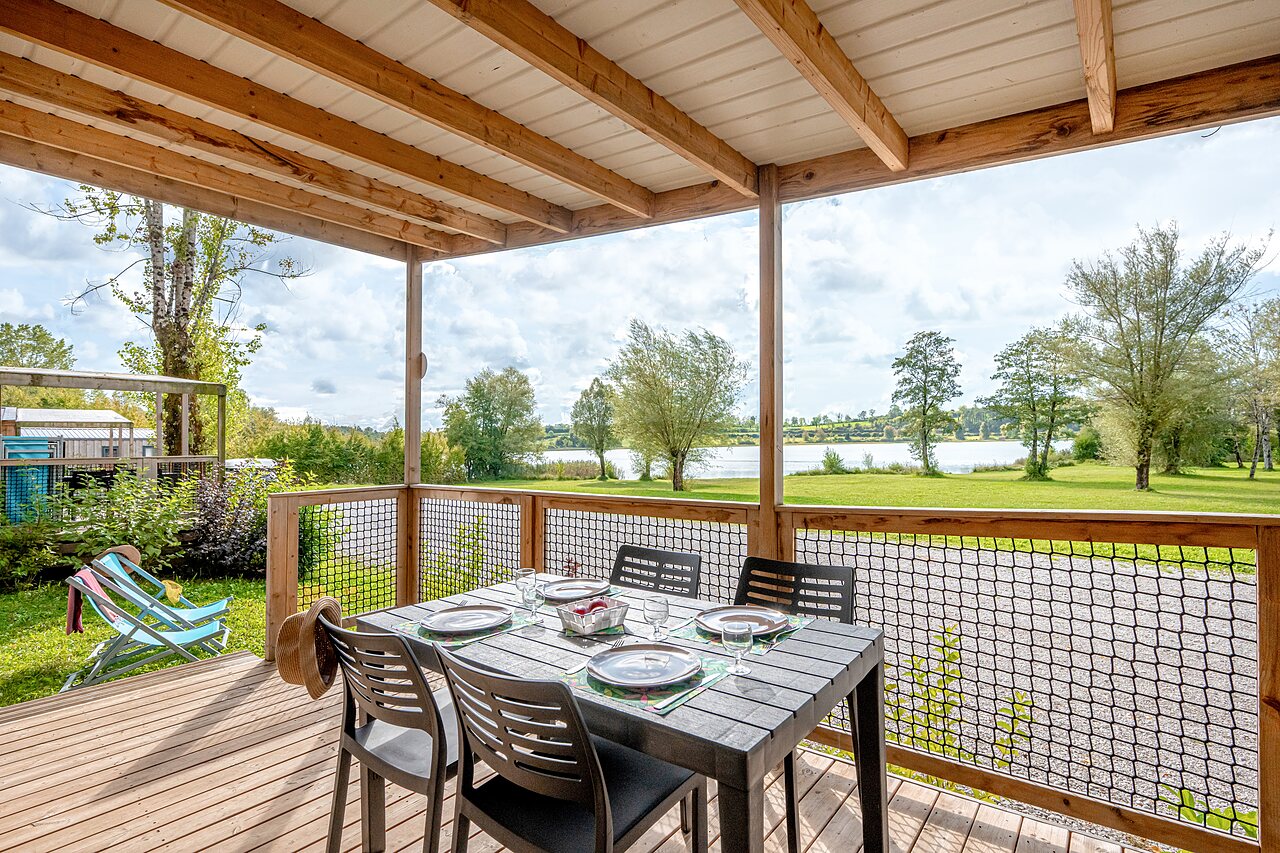 Terrasse couverte d'h�bergement, table dress�e, vue lac au camping CLICOCHIC Grisi�re � Clairvaux-les-Lacs.