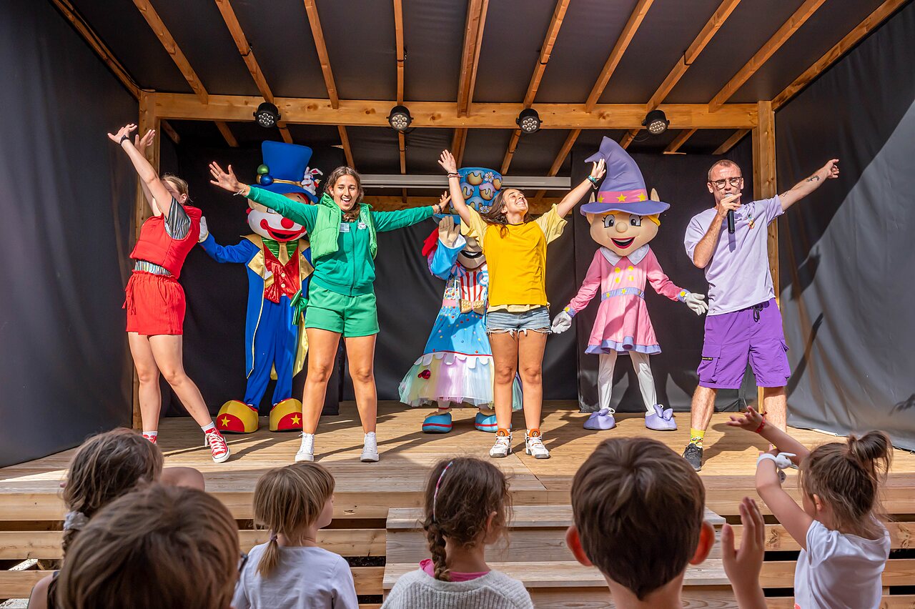 Animation enfants avec mascottes et animateurs au camping CLICOCHIC Grisi�re, Clairvaux-les-Lacs.