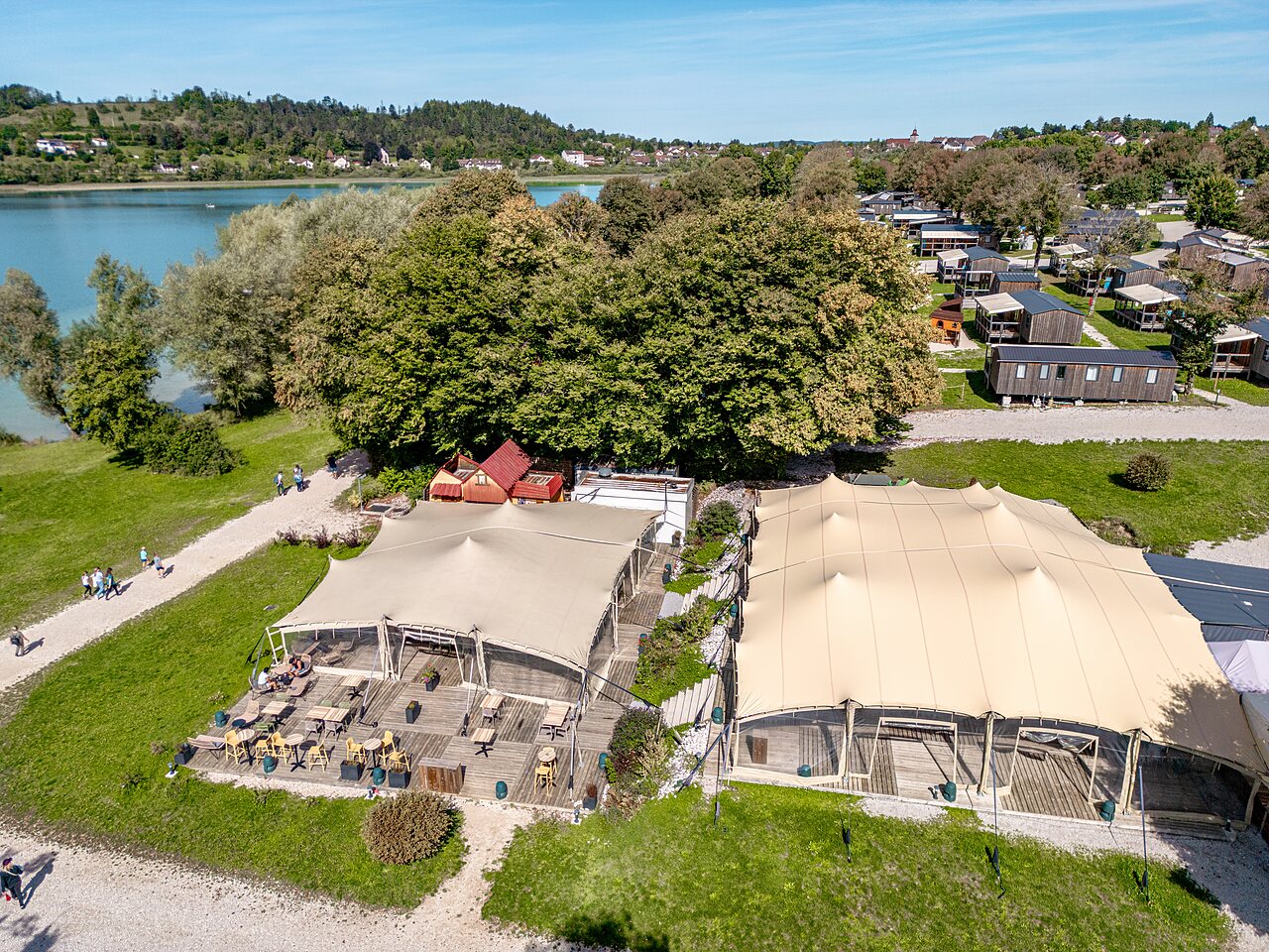 Grande tente restaurant, h�bergements au camping CLICOCHIC Grisi�re � Clairvaux-les-Lacs (39).