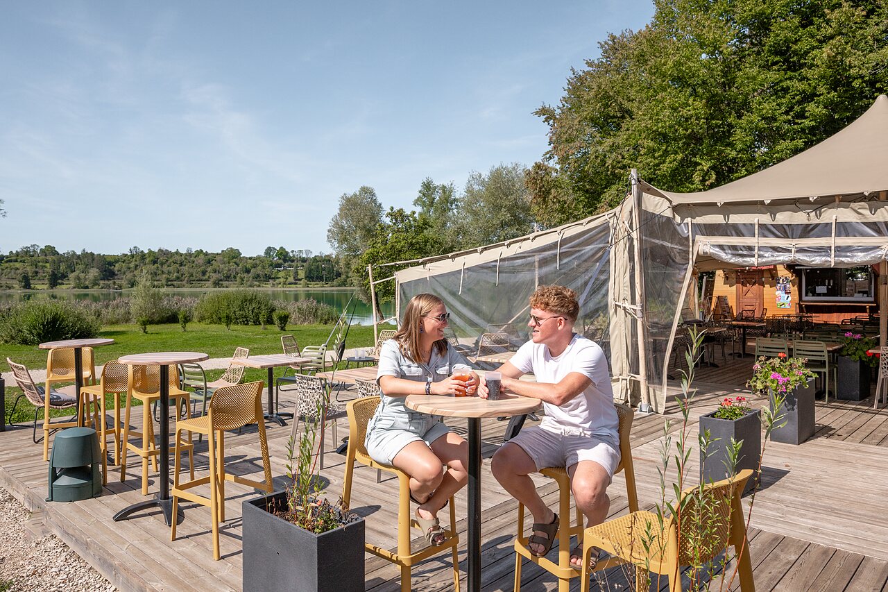 Bar ext�rieur au camping CLICOCHIC Grisi�re � Clairvaux-les-Lacs (39).