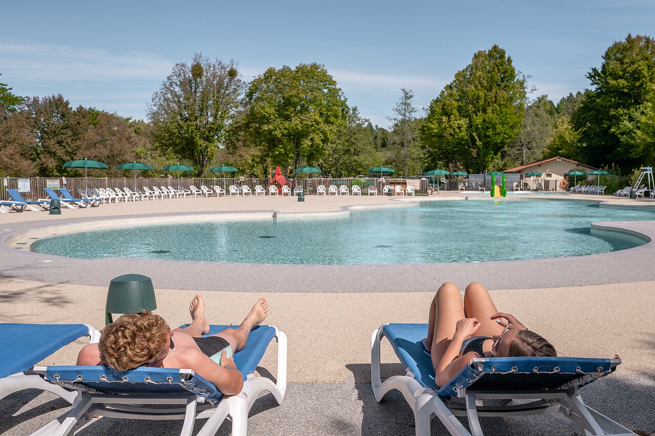 Piscine ext�rieure, toboggan et transats au camping CLICOCHIC Grisi�re � Clairvaux-les-Lacs (39).