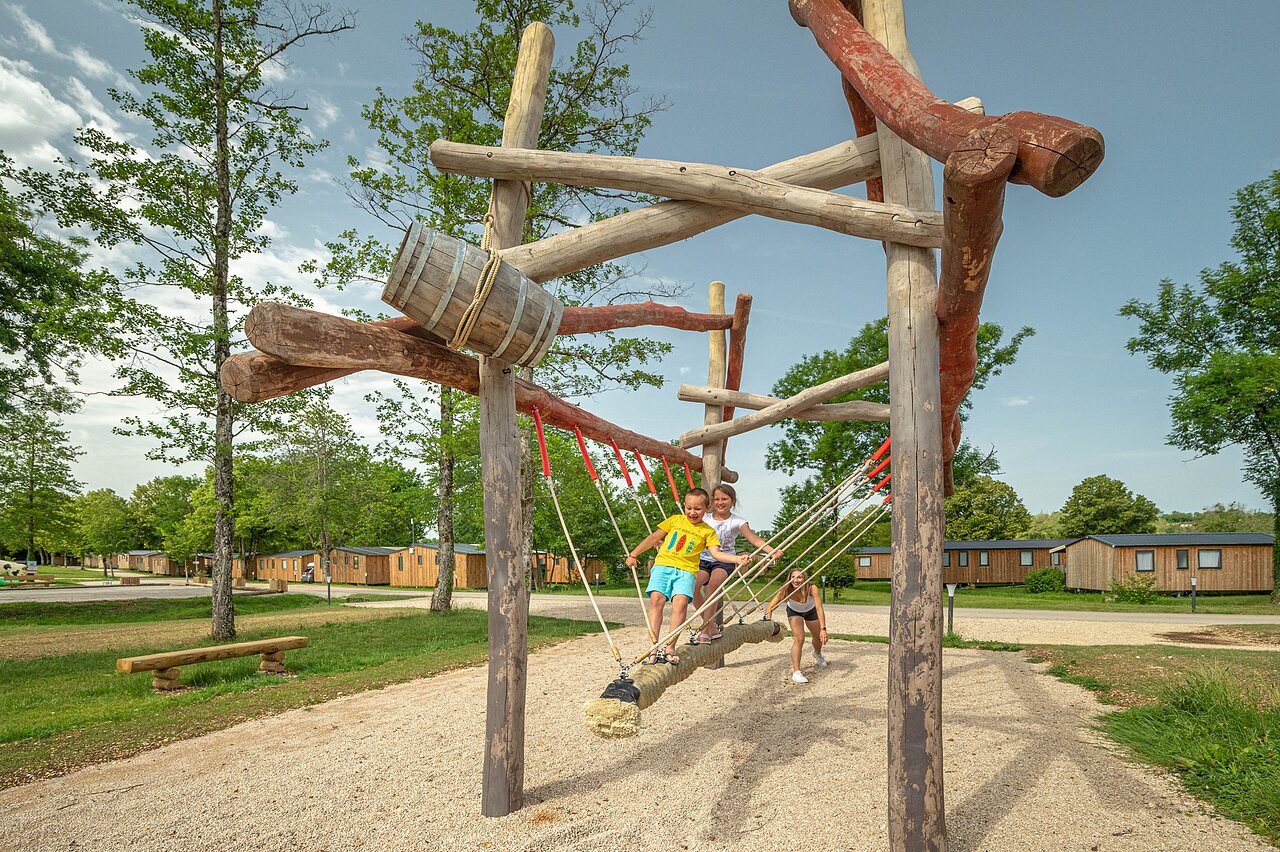 Aire de jeux en bois pour enfants, mobile-homes au camping CLICOCHIC Grisi�re � Clairvaux-les-Lacs (39).