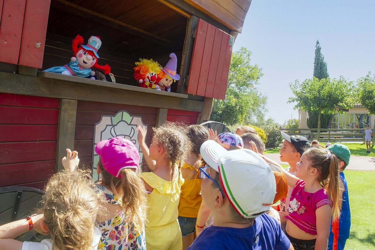 Spectacle de marionnettes pour enfants sur sc�ne ext�rieure au camping CLICOCHIC Grisi�re.