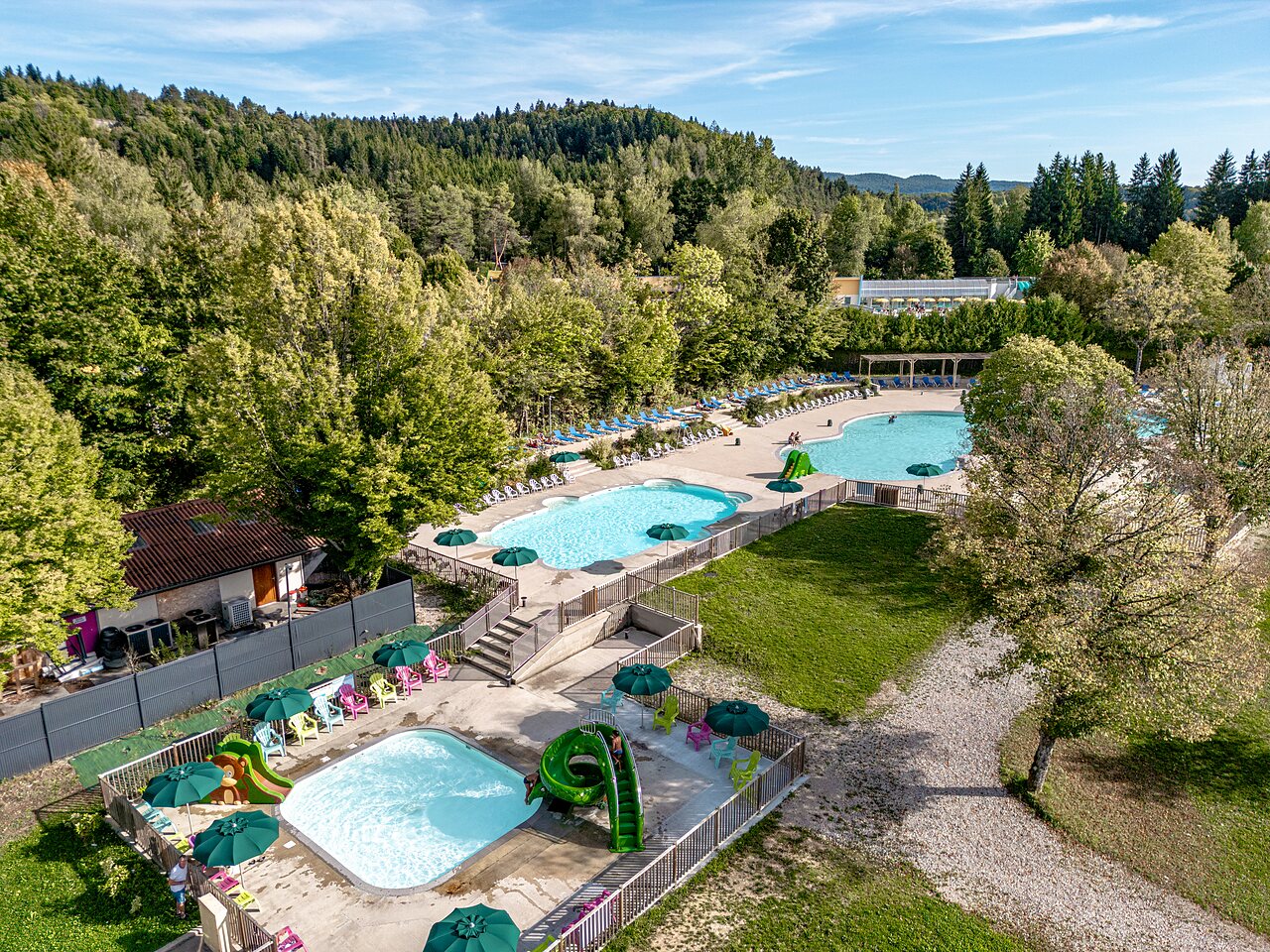 Piscines ext�rieures avec toboggans aquatiques et transats au camping CLICOCHIC Grisi�re � Clairvaux-les-Lacs (39).