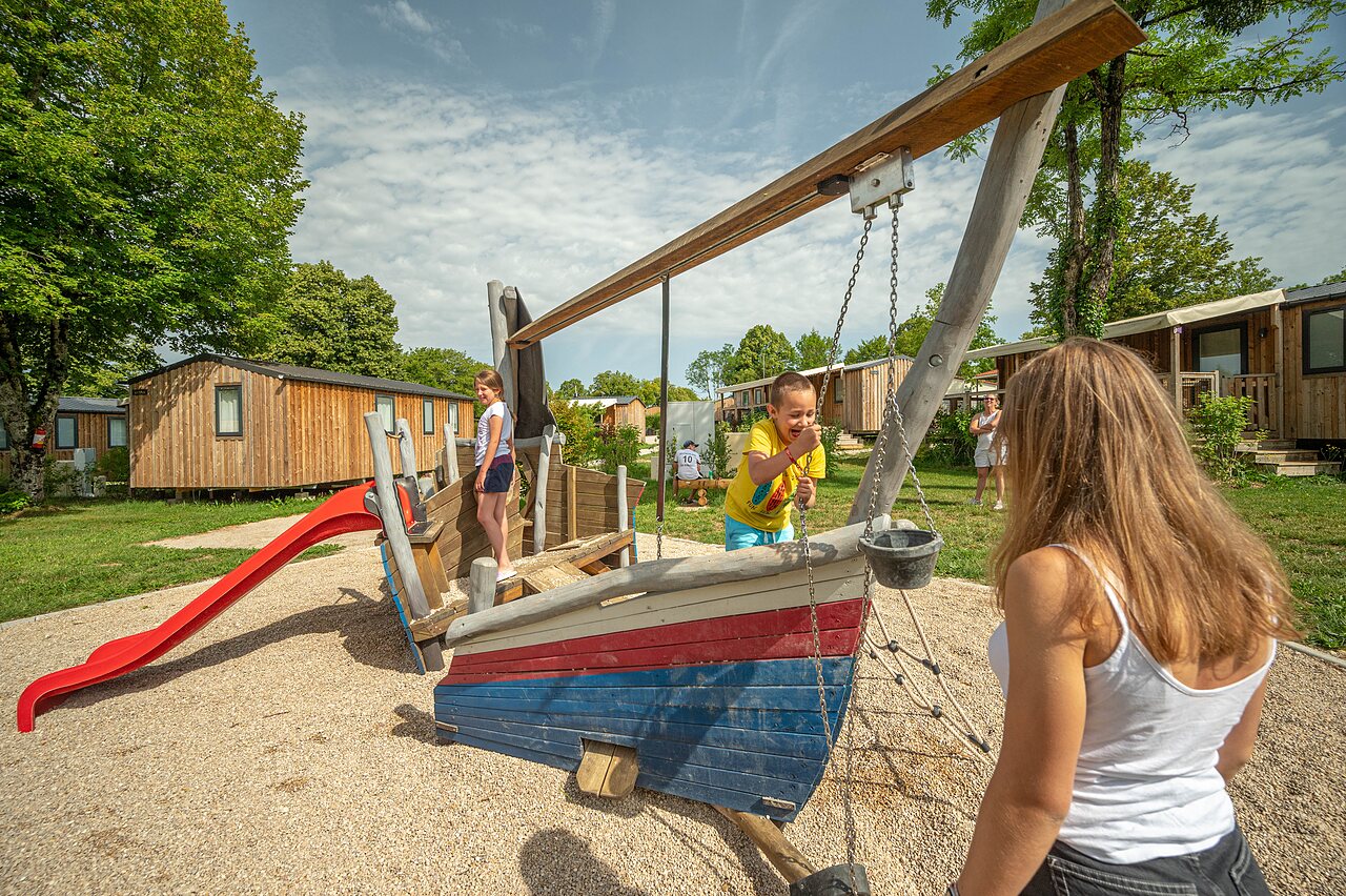 Aire de jeux, bateau, toboggan et enfants au camping CLICOCHIC Grisi�re (39).