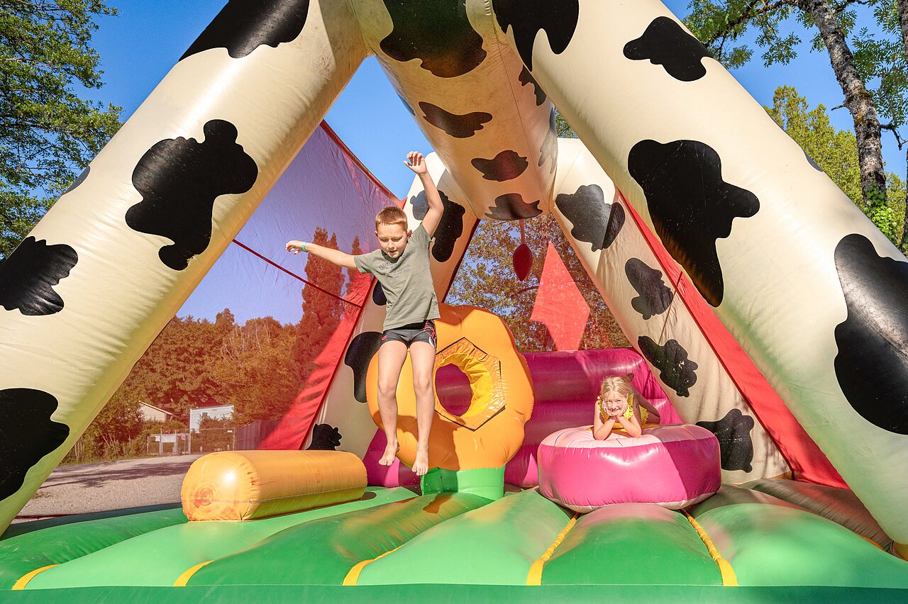 Structure gonflable g�ante pour enfants au camping CLICOCHIC Grisi�re � Clairvaux-les-Lacs (39).