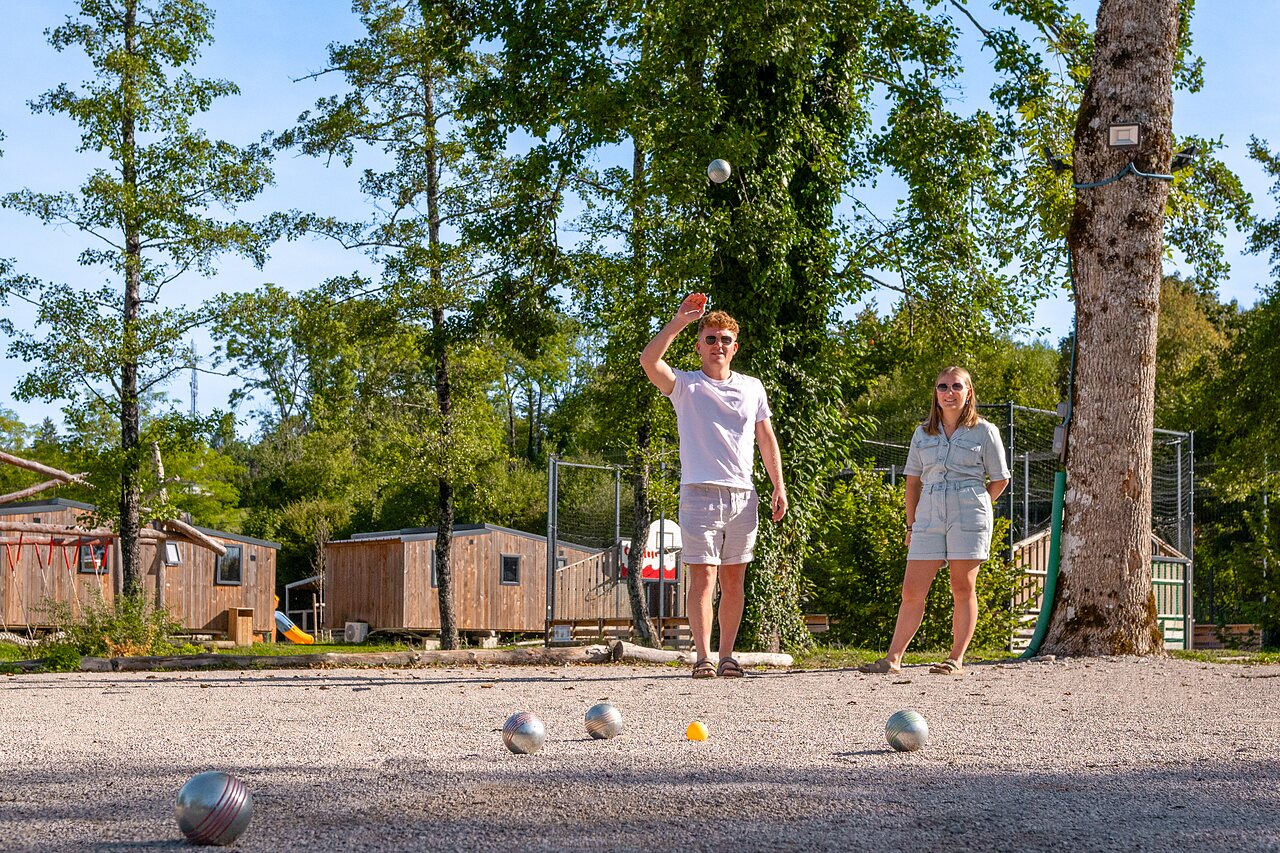 Partie de p�tanque anim�e avec un couple au camping CLICOCHIC Grisi�re.