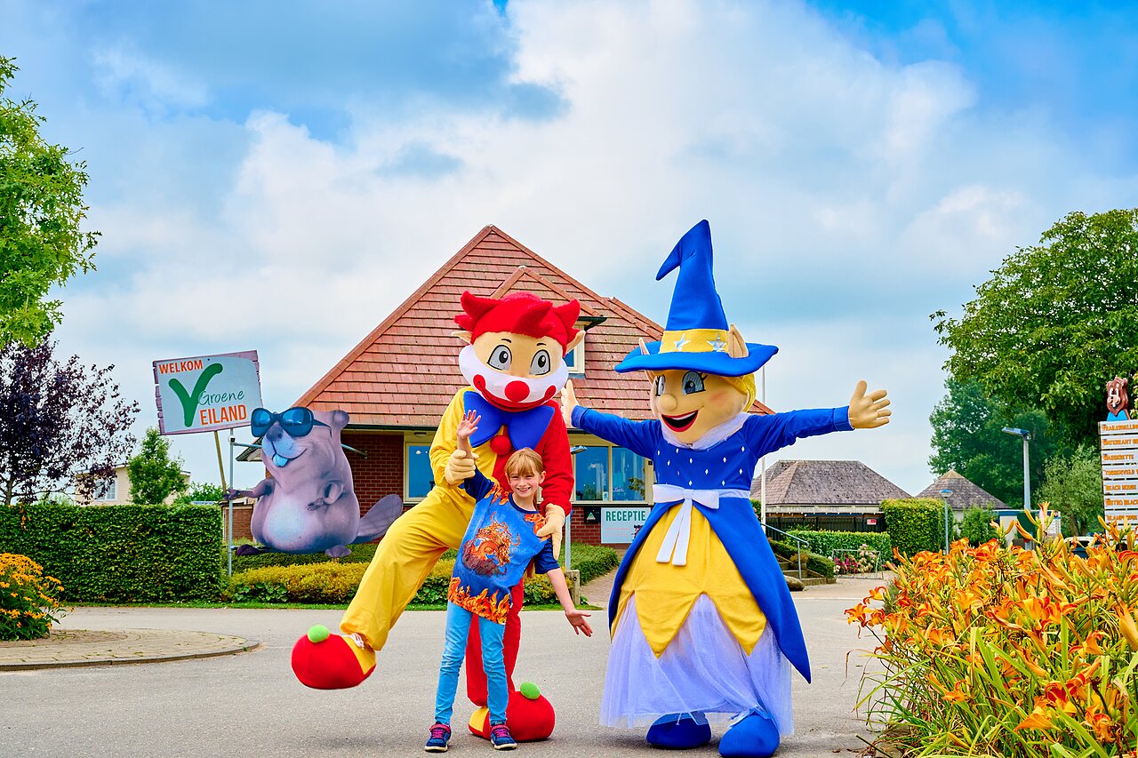 Mascottes et enfant souriant devant la r�ception au camping CAPFUN Groene Eiland � Appeltern.