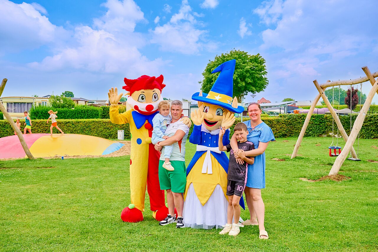 Mascottes et familles souriantes, jeux pour enfants au CAPFUN Groene Eiland � Appeltern.