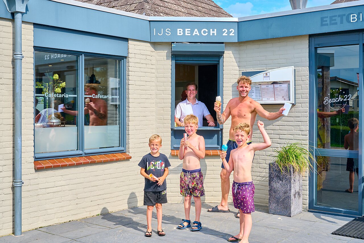 Caf�t�ria et bar � glaces avec famille au camping CAPFUN Groene Eiland � Appeltern.