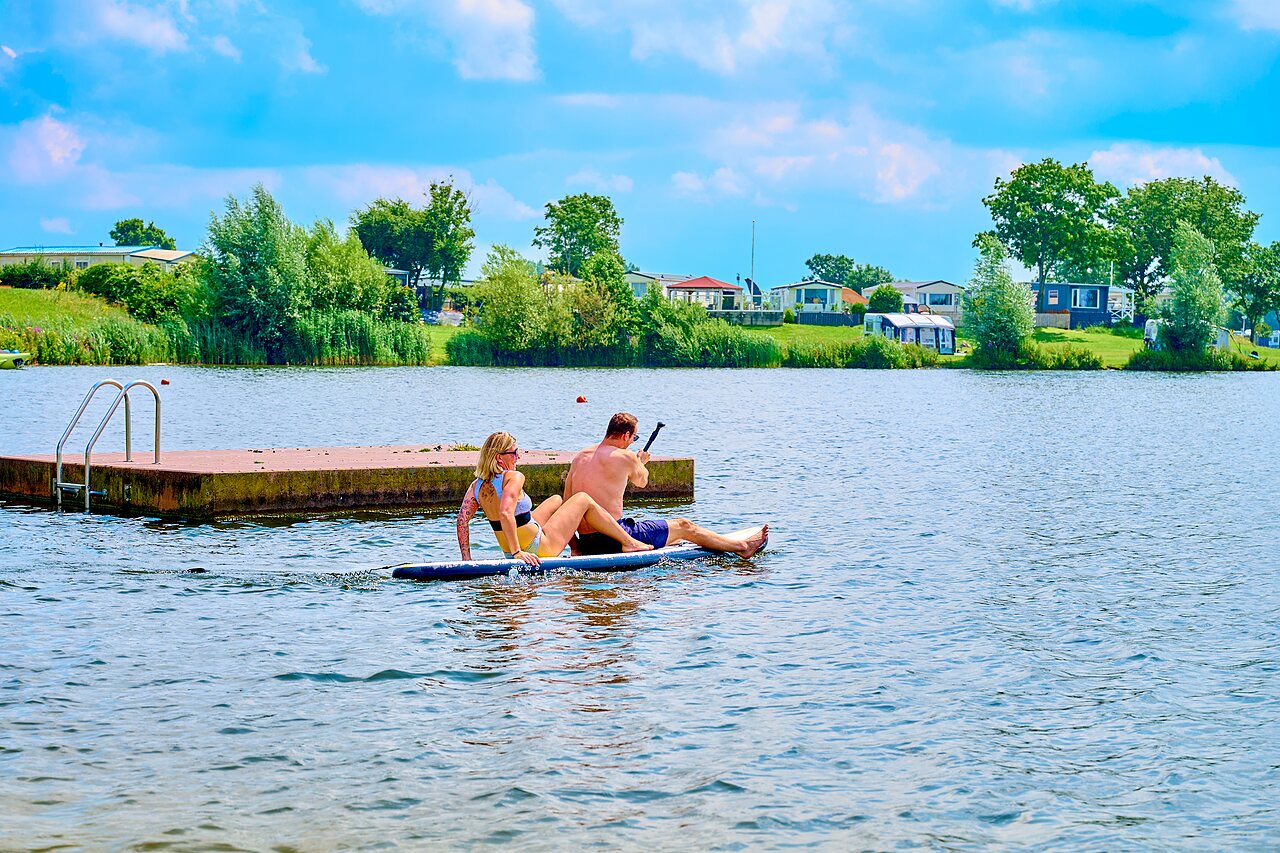 Couple en paddleboard sur le lac du camping CAPFUN Groene Eiland � Appeltern.