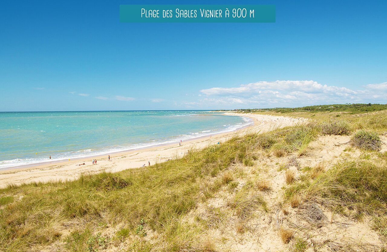 Plage des Sables Vignier, sable fin et eau turquoise, � visiter pr�s du camping.