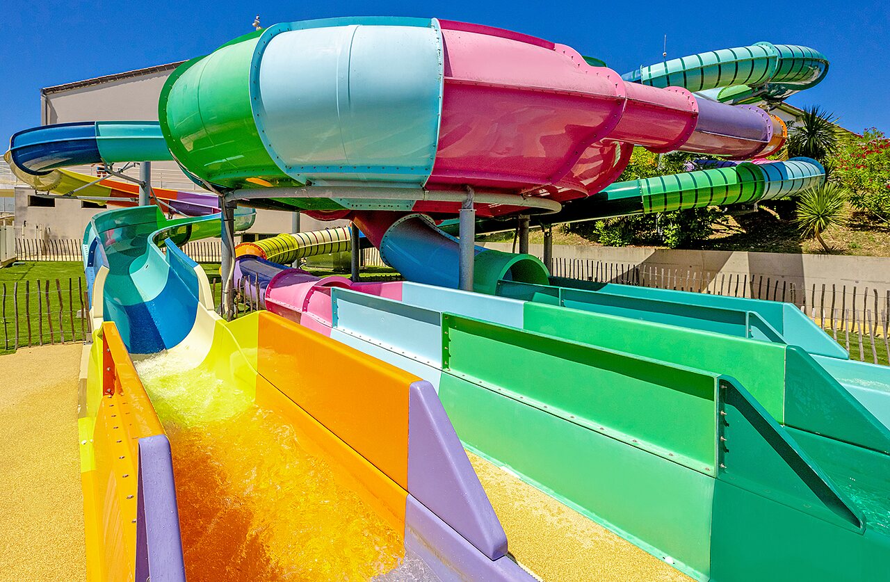 Toboggans aquatiques color�s et pistes de glisse au camping VAGUES OCEANES Grosses Pierres � Saint-Georges-d'Ol�ron (17).