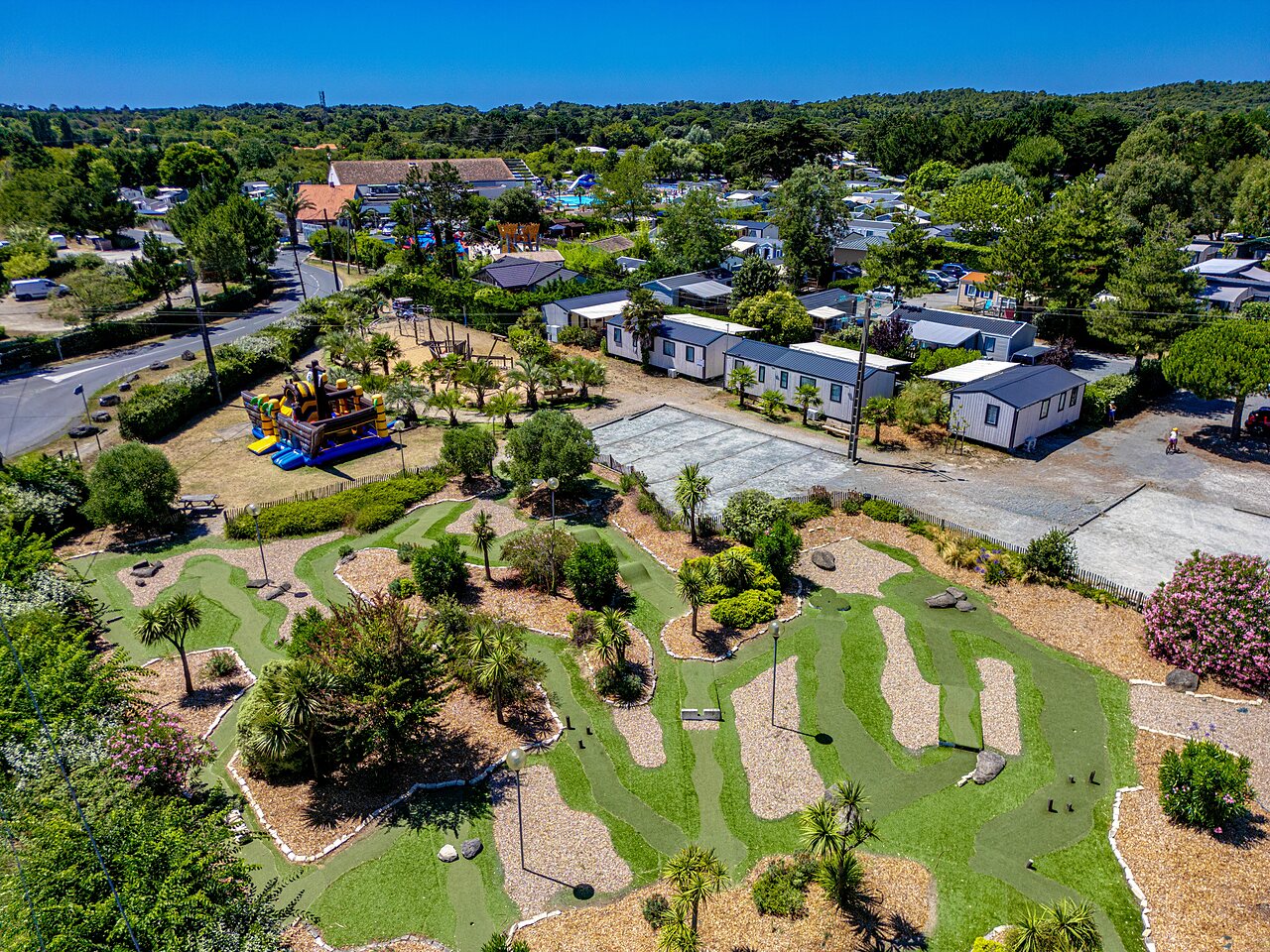 Mini-golf, jeux gonflable et Mobil-homes au camping VAGUES OCEANES Grosses Pierres � Saint-Georges-d'Ol�ron.