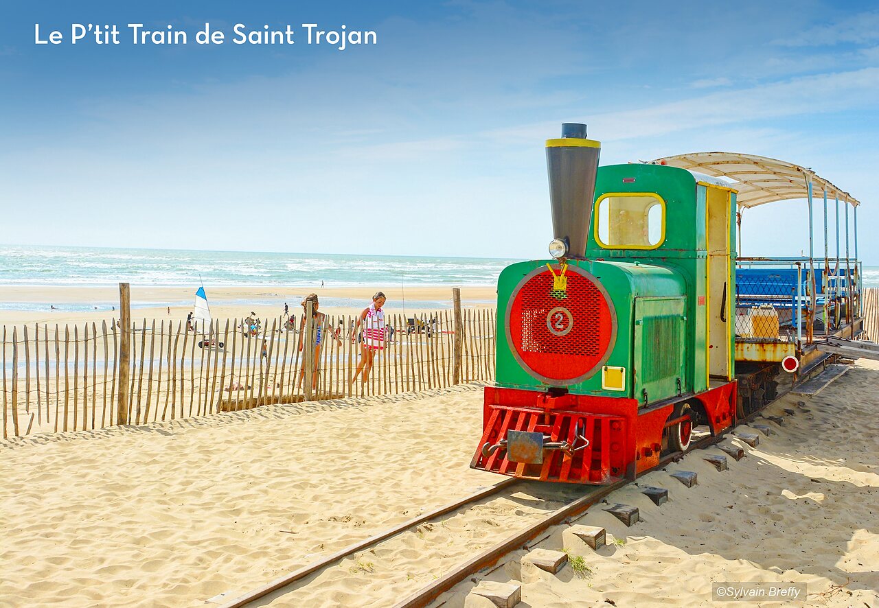Le P'tit Train de Saint Trojan sur la plage, attraction touristique � Ol�ron.