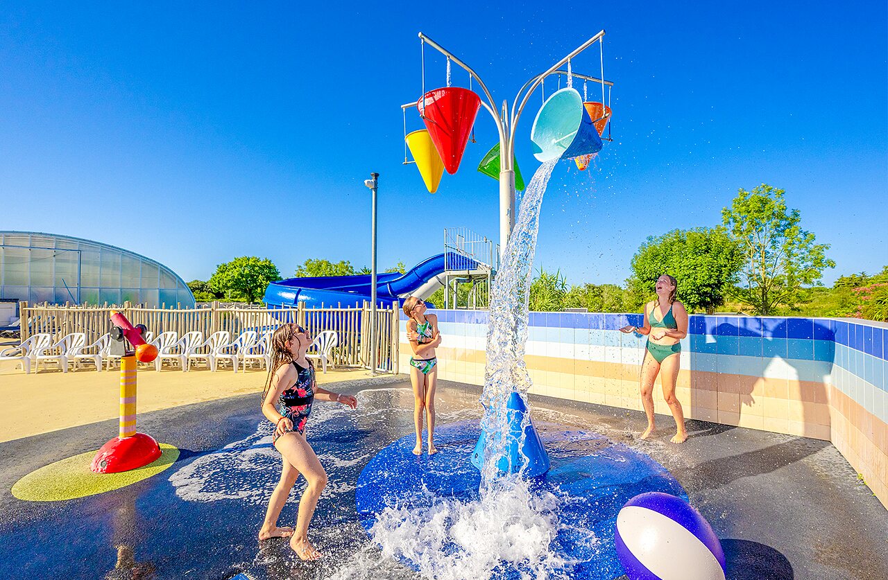 Jeux aquatiques, seaux basculants, enfants au camping VAGUES OCEANES Grosses Pierres � Saint-Georges-d'Ol�ron (17).