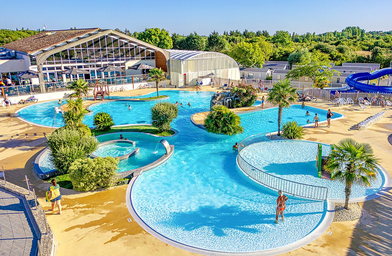 Piscines, toboggan, Mobil-homes au camping VAGUES OCEANES Grosses Pierres � Saint-Georges-d'Ol�ron.