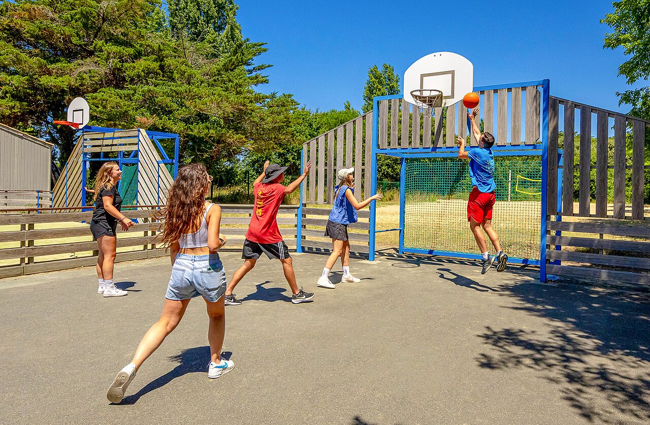 Basketball sur terrain multisport au camping VAGUES OCEANES Grosses Pierres � Saint-Georges-d'Ol�ron (17).