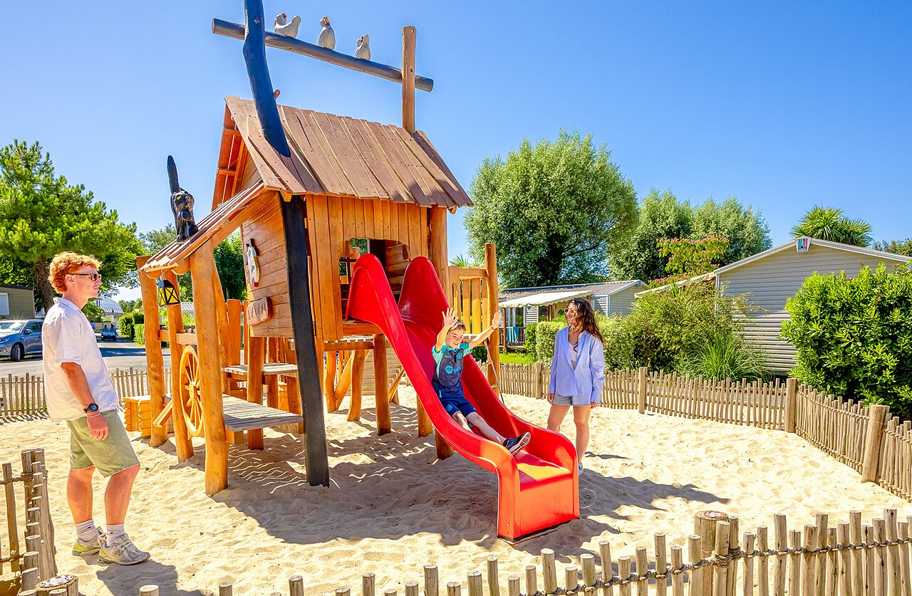Toboggan enfant, aire de jeux en bois au camping VAGUES OCEANES Grosses Pierres � Saint-Georges-d'Ol�ron (17).