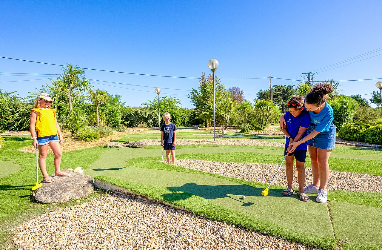 Mini-golf familial au camping VAGUES OCEANES Grosses Pierres, Saint-Georges-d'Ol�ron (17).
