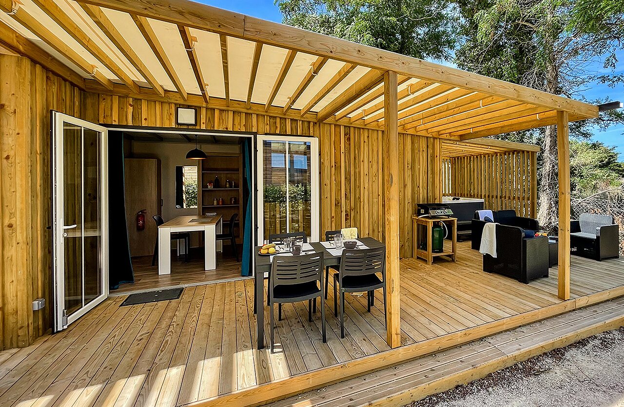 Mobil-home moderne avec grande terrasse, jacuzzi et barbecue au camping VAGUES OCEANES Grosses Pierres.
