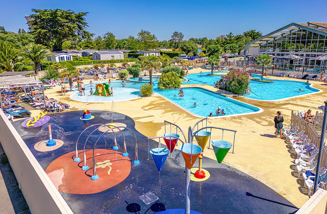 Grand espace aquatique avec piscines, jeux d'eau et pataugeoire au camping VAGUES OCEANES Grosses Pierres � Saint-Georges-d'Ol�ron (17).