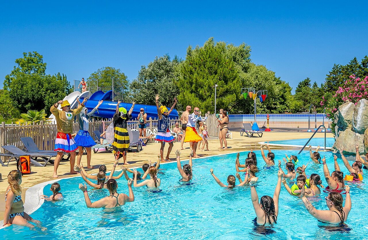 Piscine anim�e avec toboggans au camping VAGUES OCEANES Grosses Pierres � Saint-Georges-d'Ol�ron (17).