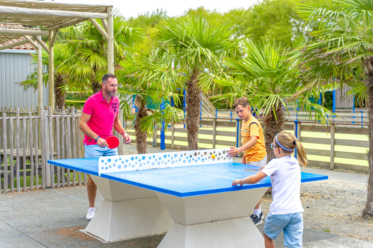 Ping-pong ext�rieur en famille au camping VAGUES OCEANES Grosses Pierres � Saint-Georges-d'Ol�ron.