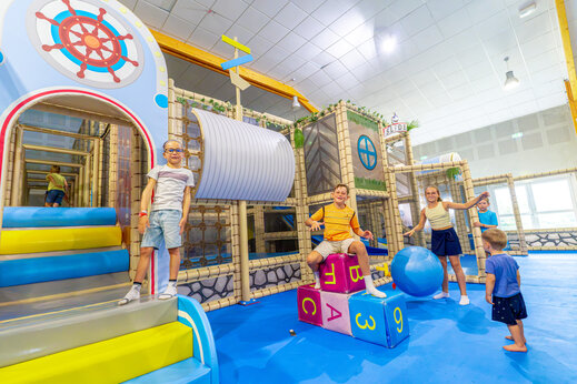 Aire de jeux intérieure avec structures et enfants au camping VAGUES OCEANES Grosses Pierres à Saint-Georges-d'Oléron (17).