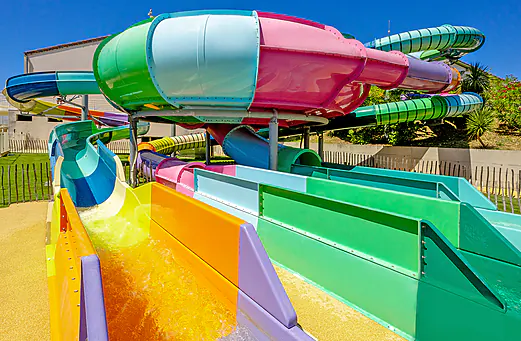 Toboggans aquatiques colorés et géants au camping VAGUES OCEANES Grosses Pierres à Saint-Georges-d'Oléron (17). Toboggans aquatiques colorés et géants au camping VAGUES OCEANES Grosses Pierres à Saint-Georges-d'Oléron (17).
