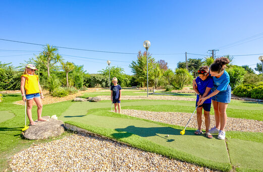Mini-golf avec enfants et animateur au camping VAGUES OCEANES Grosses Pierres à Saint-Georges-d'Oléron (17).