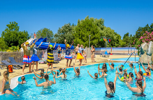 Animation aquatique dynamique et piscine extérieure au camping VAGUES OCEANES Grosses Pierres à Saint-Georges-d'Oléron (17).