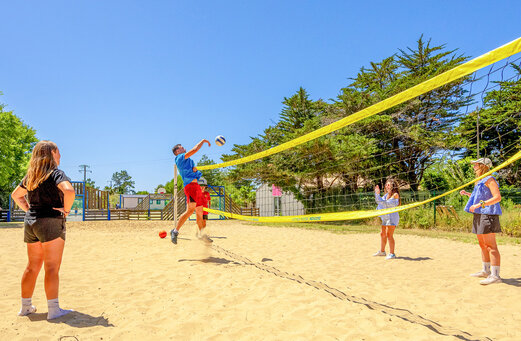 Joueurs de beach-volley sur le terrain de sport au camping VAGUES OCEANES Grosses Pierres à Saint-Georges-d'Oléron (17).