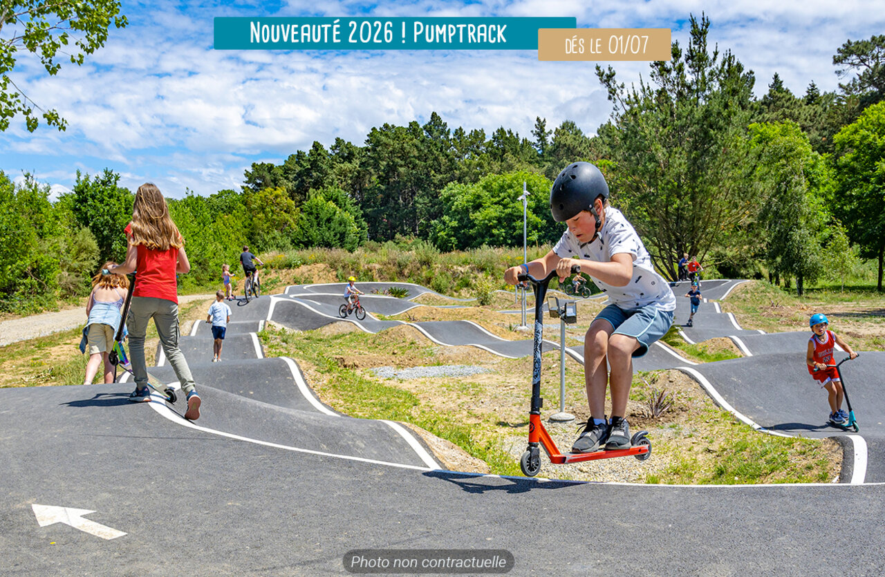 Pumptrack moderne pour trottinettes et v�los, enfants actifs au camping VAGUES OCEANES Hamacs � Fleury (11).